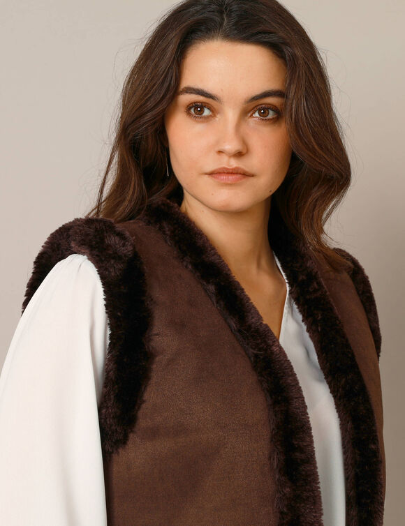 Veste fourrée sans manches, en suédine (chocolat) Veste fourrée sans manches, en suédine (chocolat)